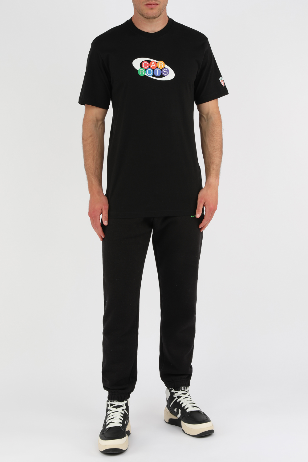 חולצה שחורה עם לוגו גראפי